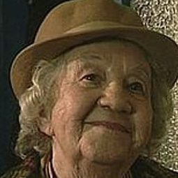 Gwenllian Davies 飾演 Woman Reader