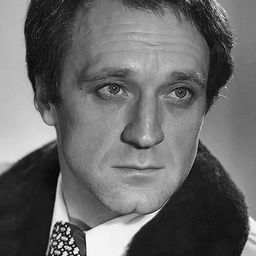 Boris Khimichev 飾演 major Metcalf