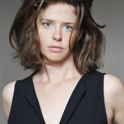 Maaike Neuville 飾演 Lore