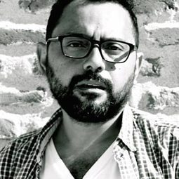 瓊安·法比奧·卡布爾 - 父親的椅子演員 飾演Tratorista