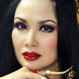 Titi Dwijayati 飾演 Ibu Kugy