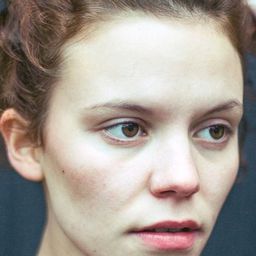 Frieda Barnhard 飾演 Lisa