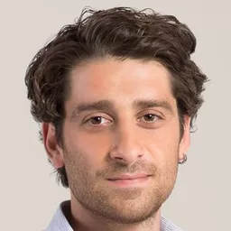 波拉·阿卡斯 飾演 