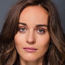 Emma Annand 飾演 Amy Parks