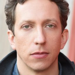 Eric Mendenhall 飾演 Dr. Green