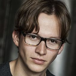 Stephen MacDonald 飾演 Tom