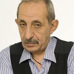 Mihalis Giannatos 飾演 police officer