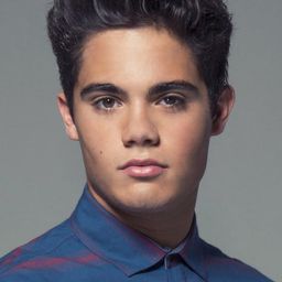 Emery Kelly 飾演 Reggie