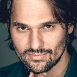 Farouk El-Khalili 飾演 Akay