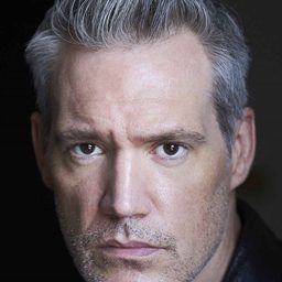 Kevin Allan 飾演 Nathan