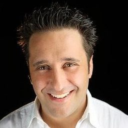 Alessandro Bolide 飾演 il tassista