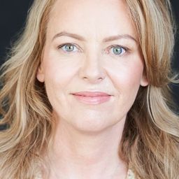 Precious Chong 飾演 Tracie Walker