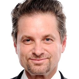 希亞溫漢 - 灰影人演員 飾演Six's Father