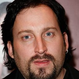 約翰·保羅·特蘭姆雷 飾演 Julian