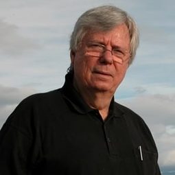 Roberto Farias 飾演 Medic