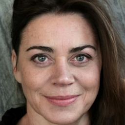 Charlotte Bøving 飾演 Katrin