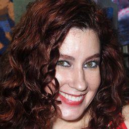 Victoria De Mare 飾演 Ronnie