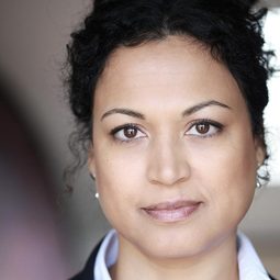 Gina Gangar 飾演 Elizabeth Price