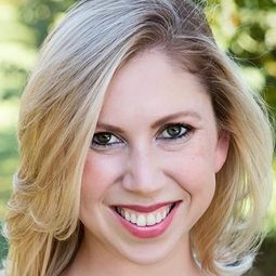 Katie Johnson 飾演 Swing Dancer