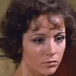Niké Arrighi 飾演 Tanith Carlisle
