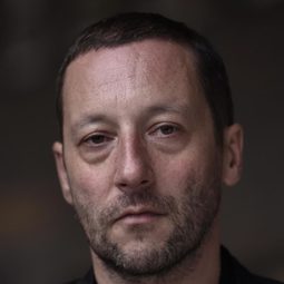 Oliver Broumis - Tierisch verliebt演員 飾演Lehrer Kohler