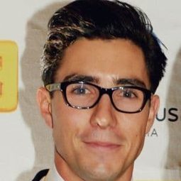 Jared Daperis 飾演 Frankie Dettori