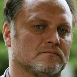 Marek Kasprzyk - 千禧劫報演員 飾演Security Boss