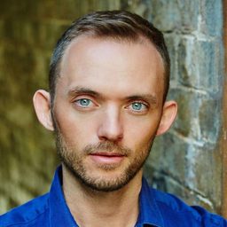 Mark Dessaix 飾演 Game Theory Strategist