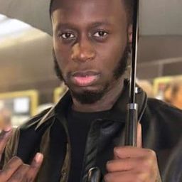 貝克洛德·吉 飾演 Kamale