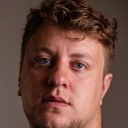 湯瑪士舒伯特 飾演 Leon