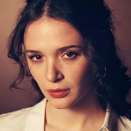 Rozafa Celaj 飾演 Flora