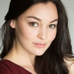 Melanie Stone 飾演 Spider