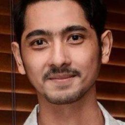 阿力亞·薩羅卡 飾演 Jefri Adam