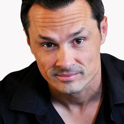 Paul D. Hunt 飾演 Agent Wright / TV Crew