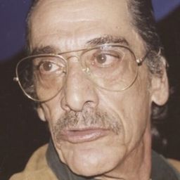 Roberto 'El Flaco' Guzmán 飾演 