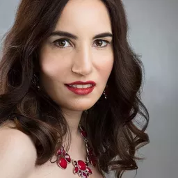 Vida Ghaffari 飾演 Sabrina Sanchez (NEWS Reporter)