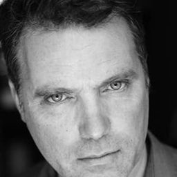 Padraig Casey 飾演 Officer