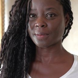 Tella Kpomahou 飾演 Marlette Brassan