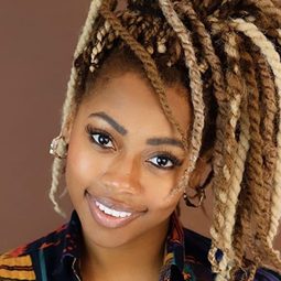 夏奇拉·潔奈·佩 - 家庭派對演員 飾演Mika