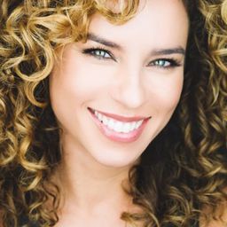 妮可·林恩 飾演 Naomi