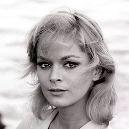 Letícia Román - Das Liebeskarussell演員 飾演Paulette