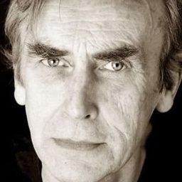 Benny Young 飾演 Max Taylor