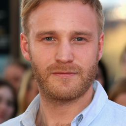 Sam Phillips - 深夜瘋狂追女記演員 飾演Shelf Stacker