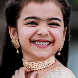 芙莉迪·維沙爾 飾演 Aarthi