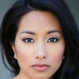 唐娜·班尼迪克多 飾演 Anna Hepburn