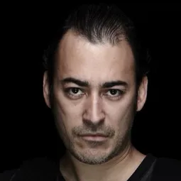 戴維·阿沙范儂 飾演 The Hawk