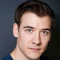 Aidan Drummond - 芭比之完美聖誕演員 飾演Brian (voice)