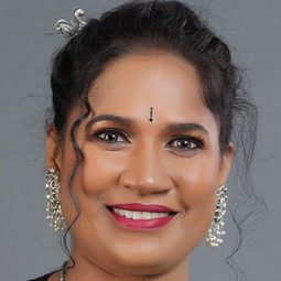 恰亞·卡當 - Ek Chatur Naar演員 飾演Radha