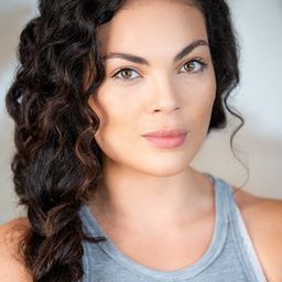 Giovannie Cruz 飾演 Sandra