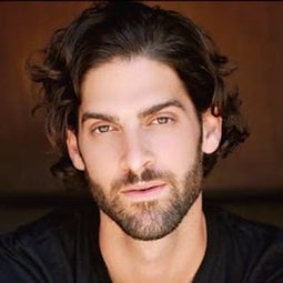 Jordan Turchin 飾演 Officer James